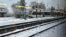 Ein SBB-Zug wartet im Bahnhof Erzingen (aufgenommen am Donnerstag, 30. November) Aktuell geht auf dem Netz Klettgau ...