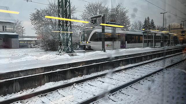 Ein SBB-Zug wartet im Bahnhof Erzingen (aufgenommen am Donnerstag, 30. November) Aktuell geht auf dem Netz Klettgau ...