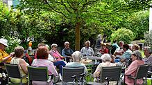 Im schattigen Garten des Pflegehauses genießen viele Bewohner und deren Angehörige den Schlagernachmittag.  Bilder: Gerd Jerger