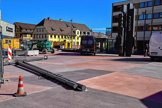 Noch herrscht Baustellenbetrieb auf dem Marktplatz. Die in verschiedenen Rottönen gegossenen Ortbetonplatten sind hier bereits fertig.