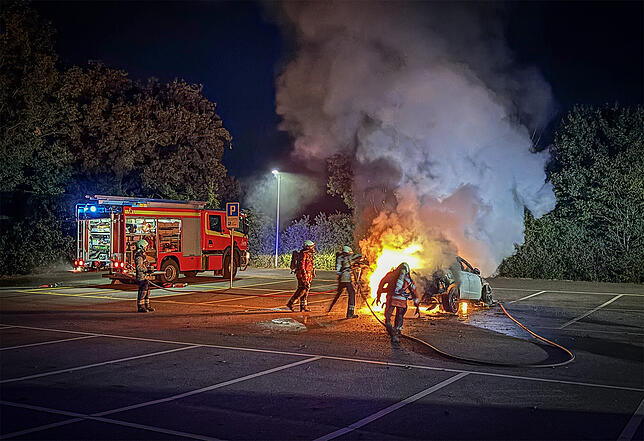 Die Feuerwehrleute löschen in Reinach (Kanton Basel-Landschaft) einen Autobrand.