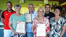 Christian Albiez (links) und Andreas Weber (Fünfter von links) ernannten Martina Hoffmann, Bernd Hoffmann und Karina Weiß zu ...