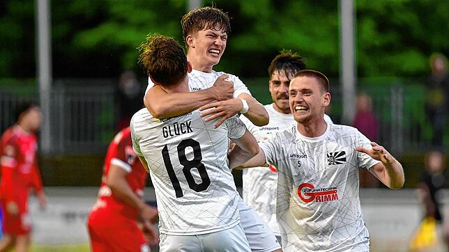Die Spieler des FC 08 Villingen jubeln nach dem späten Treffer zum 4:3 gegen den SSV Reutlingen.
