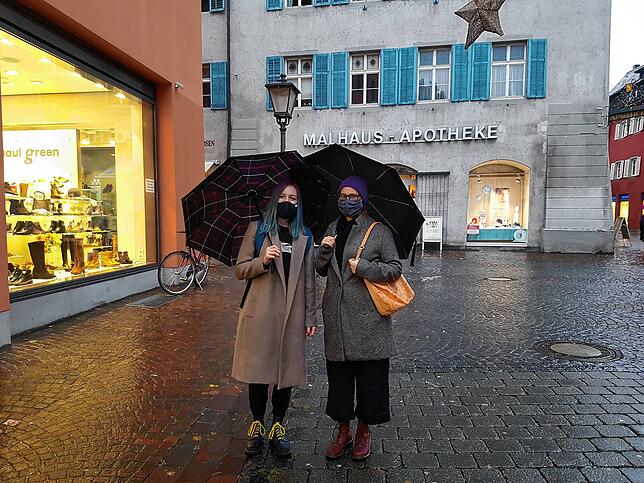 Marie (rechts) und Charlotte tragen ihre Maske auch ohne ausdrückliches Gebot in der Konstanzer Fußgängerzone. An diesem regnerischen ...