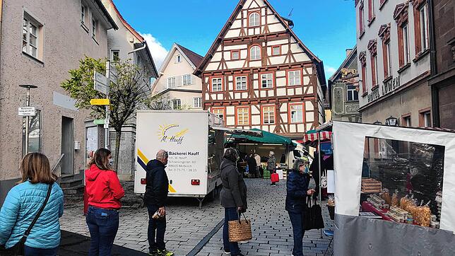Auch auf dem Wochenmarkt vor dem Rathaus gilt die Maskenpflicht, doch das scheint die Einkaufslaune der Meßkircher nicht zu trüben.