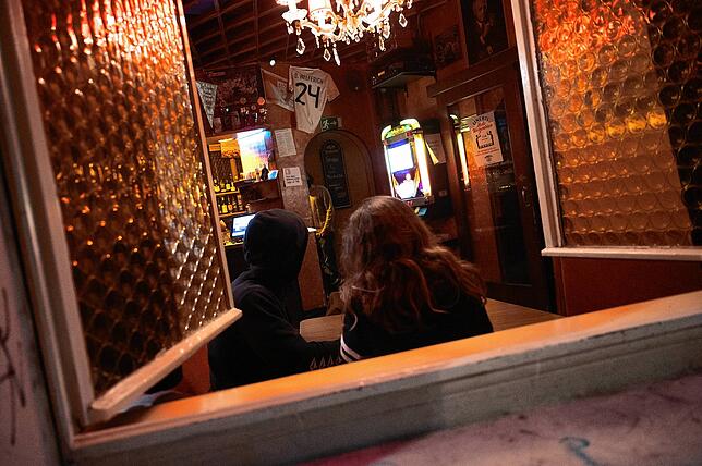 Auch am späten Abend können Bars und Restaurants bald offen halten: Die Sperrstunden wird in Kreisen mit einer Inzidenz unter 50 ...
