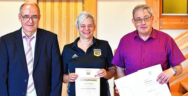 Ehrungen am Bezirkstag: Bezirksvorsitzender Uwe Sütterlin (links) zeichnet Staffelleiter Sonja Schöpflin (FC Wittlingen) mit der ...