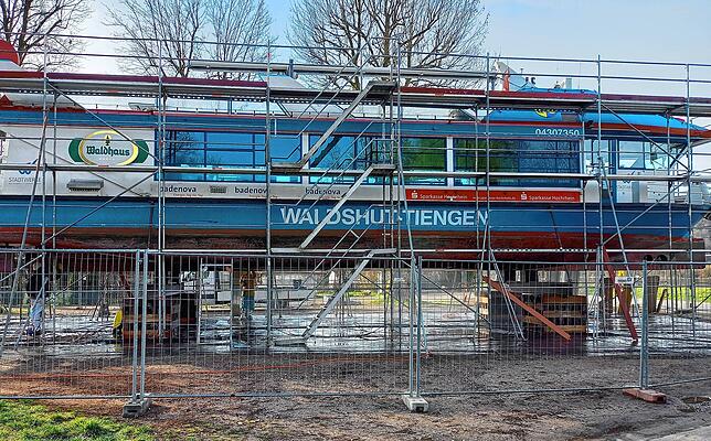 Ein seltenes Bild: Die MS Waldshut-Tiengen im provisorischen Trockendock.