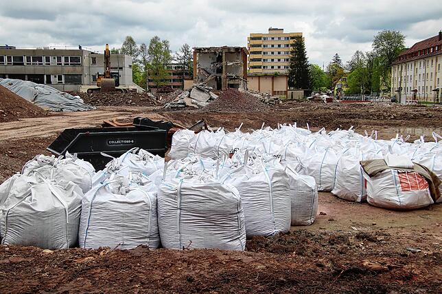 Entsorgungsmaterial vom Abriss auf dem alten Kasernengelände. Insgesamt wurde 70.000 Kubikmeter Material der alten Gebäude zurückgebaut. ...