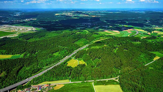 Das Gewann Langwieden auf dem Gebiet des Engener Ortsteils Zimmerholz nördlich der Autobahn 81. Dort könnten neue Windräder entstehen.