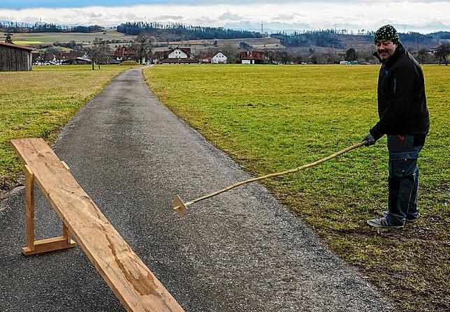 Bild 7: Glühende Scheiben sausen ins Tal! So werden die Holzscheiben für das Scheibenschlagen hergestellt