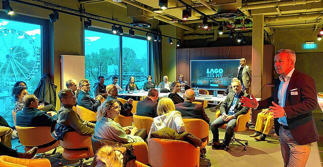 Peter Herrmann, Center-Manager im Lago, stimmt die Unternehmer als Gastgeber mit einer Präsentation über das Einkaufszentrum auf ihre ...