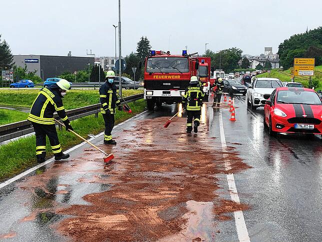 Einsatz in Corona-Zeiten: Als Mitte Juli ein Fahrzeug am östlichen Ortseingang von Markdorf eine Ölspur hinterließ, brachten die ...