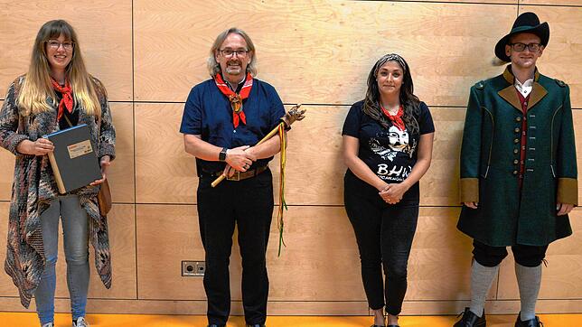 Der neue Vorstand der Narrenzunft Rehbock (von links): Verena Busduga als Zunftsäckelmeisterin, Zunftmeister Bruno König, ...