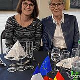 Claudia Ladwig (links) war vor Ort dabei, hier mit Margarete Hornung.