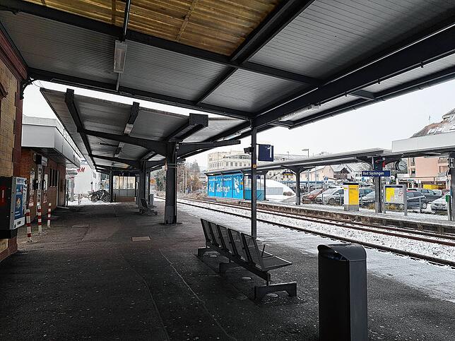 Wegen eines dreitägigen Streiks der Lokführer-Gewerkschaft GDL, der am 10. Januar begonnen hat, müssen Pendler und Bahnkunden auf ...