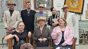 In Kostümen der 1960er-Jahre spielt das Ensemble der Volkskunstbühne Rheinfelden die Kriminalkomödie „Heiraten ist immer ein Risiko“. ...