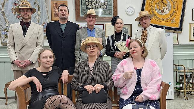 In Kostümen der 1960er-Jahre spielt das Ensemble der Volkskunstbühne Rheinfelden die Kriminalkomödie „Heiraten ist immer ein Risiko“. ...