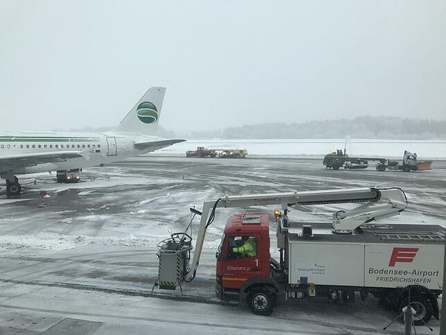 Am Flughafen Friedrichshafen mussten die Flugzeuge enteist werden.