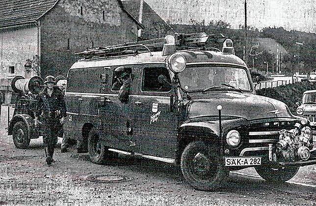 Komfortabler wurde die Fahrt zum Löscheinsatz mit dem 1956 angeschafften LF 8, einem Opel Blitz mit Metz-Aufbau. Das Fahrzeug war bis ...