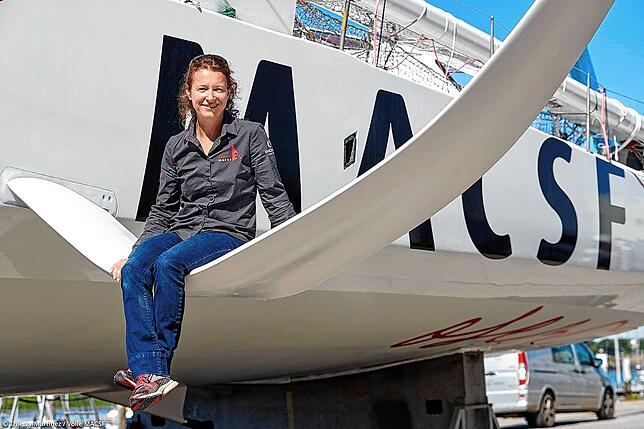 Isabelle Joschke sitzt auf dem Foiler genannten Flügel ihrer Rennyacht. Die Foiler heben die Yacht etwas aus dem Wasser, was das Boot ...