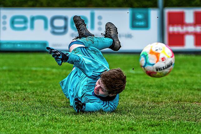 Viel zu tun: Lara Rombach spielt normalerweise in der „Zweiten“ des SC Niederhof/Binzgen. Im Verbandsliga-Derby gegen den FC ...