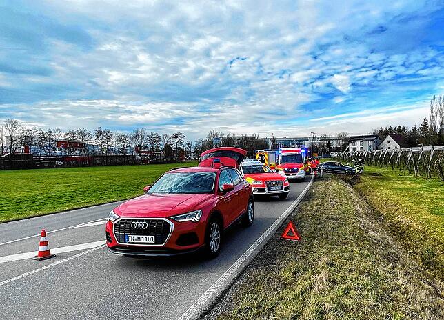 Feuerwehr und DRK trafen als erste nach dem Unfall ein. Die Kreisstraße musste zeitweilig gesperrt werden.