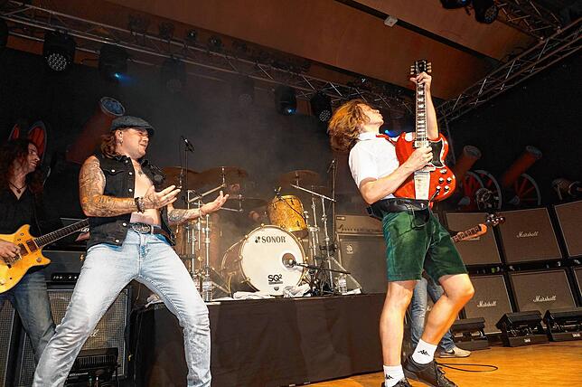 Bild 4: Barock serviert musikalisches Feuerwerk: Bilder der AC/DC Tribute Show in Unadingen