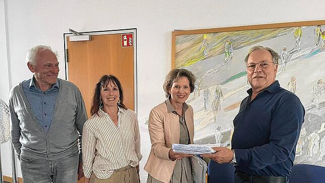 Die Initiative übergibt 2024 rund 2500¦Unterschriften zum Erhalt des Gebäudes an Landrätin Marion Dammann. Archivfoto: BI