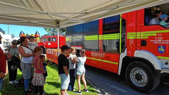 Beim Floriansfest der Freiwilligen Feuerwehr Oberteuringen erfreuen sich die Rundfahren mit dem Feuerwehrauto großer Beliebtheit. Foto: ...