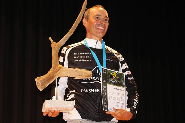 Stefan Chares bei der Siegerehrung. Als erster Deutscher hat er einen 20-fachen Ultratriathlon bezwungen.
