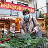 Gisela Schroff ist auf der Suche nach einem Adventskranz. Sie kommt jedes Jahr auf Ursels Weihnachtsmarkt in der Berchenstraße.