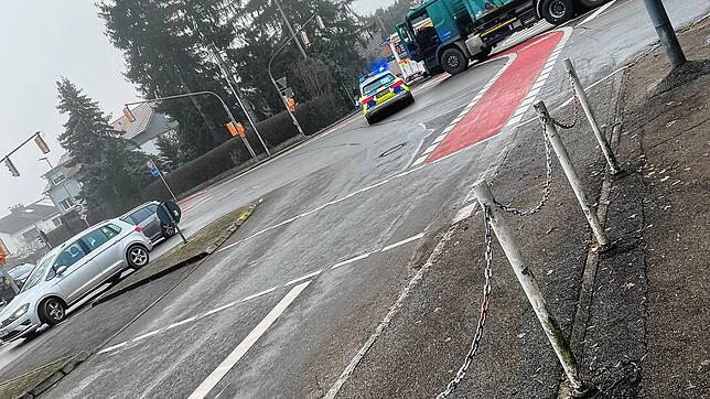 Wenige Minuten nach dem Unfall am vergangenen Freitag: Ein schwerer Lkw hatte einen 81-jährigen Radfahrer erfasst, der schwer verletzt ...