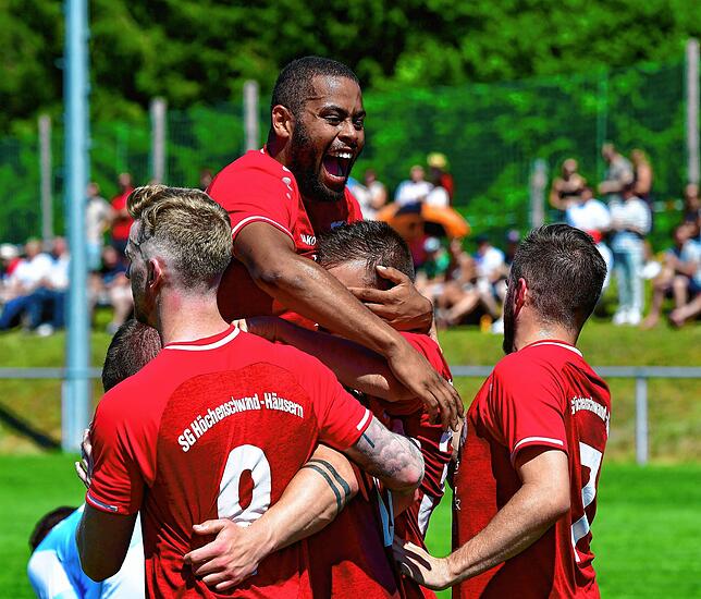 Bild 13: SG Höchenschwand/Häusern steigt nach 4:0 gegen FC Erzingen II auf &ndash; und wir haben Bilder!