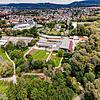 Der neue, zweite Kunstrasenplatz soll parallel versetzt zum bestehenden vor der Tennishalle und dem Betriebsgebäude der Technischen ...
