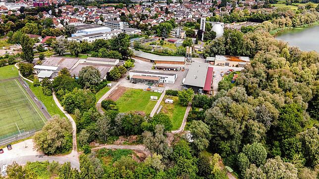 Der neue, zweite Kunstrasenplatz soll parallel versetzt zum bestehenden vor der Tennishalle und dem Betriebsgebäude der Technischen ...