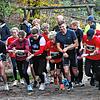 Los geht&lsquo;s: Mit Tempo ging es bei der Waldlauf-Bezirksmeisterschaft auf die Kurzstrecke, bei der die Teilnehmer drei Runden um den ...