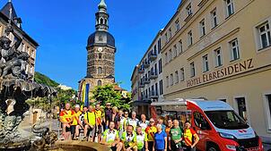 Die 20 Radfahrer aus Überlingen und Bad Schandau versammeln sich für ein Gruppenfoto vor dem Hotel Elbresidenz bei der Therme Bad ...