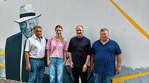 Vor dem Haus der Diakonie (von links): Kreis-Fraktionsvorsitzender Klaus Denzinger, FDP-Landtagskandidatin Nathalie Wagner und ...