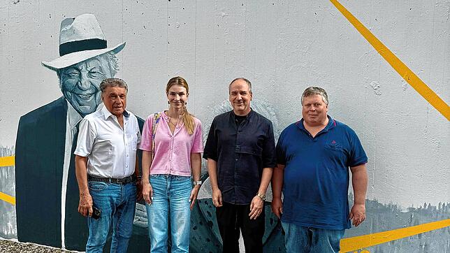 Vor dem Haus der Diakonie (von links): Kreis-Fraktionsvorsitzender Klaus Denzinger, FDP-Landtagskandidatin Nathalie Wagner und ...
