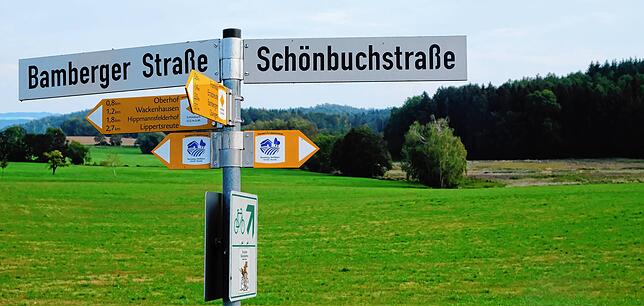 Vor dem Waldrand gegenüber dem Hof Schönbuch werden in den kommenden Monaten fünf neue Stillgewässer entstehen.