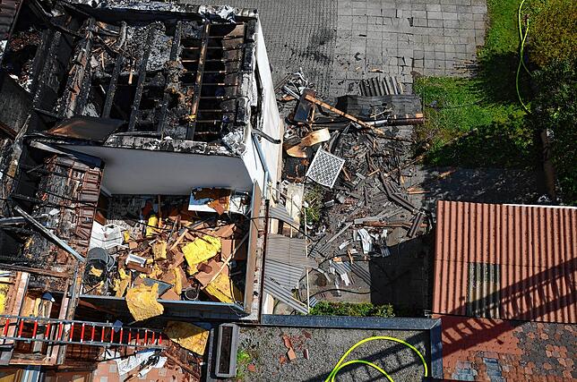 Der Brand und die Löscharbeiten haben ihre Spuren hinterlassen. Von dem Haus wird wohl nichts übrig bleiben.