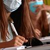 In Pandemie-Zeiten gehörten Maske und Schulunterricht für Kinder und Jugendliche monatelang quasi automatisch zusammen. Jetzt dürfen ...