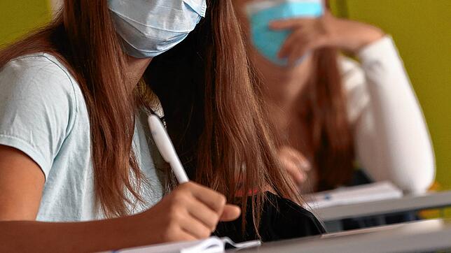 In Pandemie-Zeiten gehörten Maske und Schulunterricht für Kinder und Jugendliche monatelang quasi automatisch zusammen. Jetzt dürfen ...