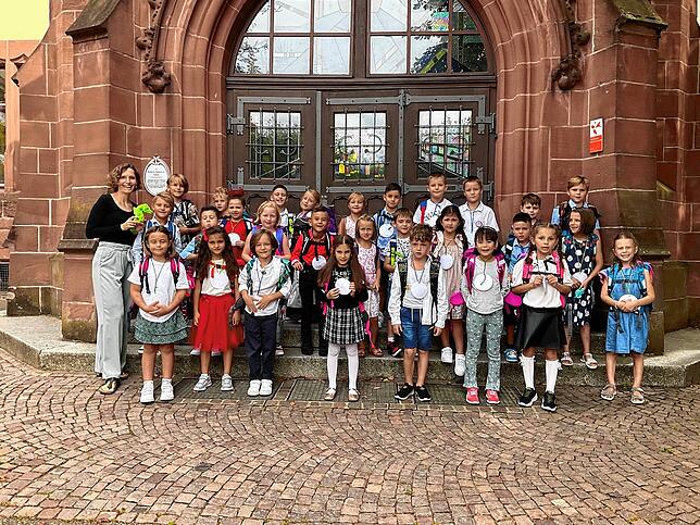 28 Jungen und Mädchen wurden in die Klasse 1a der Heinrich-Hansjakob-Schule Waldshut eingeschult. Klassenlehrerin ist Bettina Jüdt.