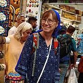 Die Religion und das Leben vor Ort hautnah kennenlernen: Dekanin Regine Klusmann auf einem Markt in Jerusalem mit der traditionellen ...
