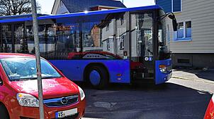 So sah es zu Beginn der Umleitung in der Luisenstraße aus. Ein Auto steht verbotenerweise im Kreuzungsbereich, so dass der Linienbus ...