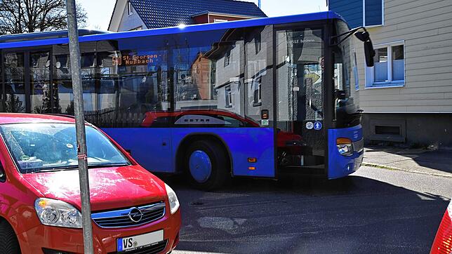 So sah es zu Beginn der Umleitung in der Luisenstraße aus. Ein Auto steht verbotenerweise im Kreuzungsbereich, so dass der Linienbus ...