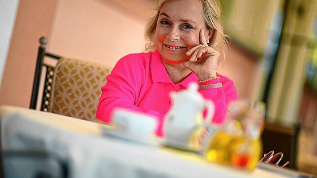 Schauspielerin ChrisTine Urspruch sitzt während eines Interviews in einem Hotel auf der Insel Lindau im Bodensee.