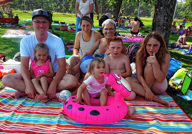Mit der Familie: Die Familie Ritter aus Indlekofen lässt es sich im Tiengener Freibad unter einem großen Baum gut gehen.